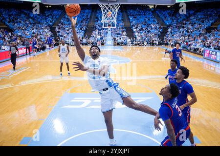 Chapel Hill, NC, USA. November 2024. North Carolina Tar Heels Stürmer Jalen Washington (13) schießt gegen die American University Eagles während der zweiten Hälfte des NCAA Basketball Matchups im Dean Smith Center in Chapel Hill, NC. (Scott Kinser/CSM). Quelle: csm/Alamy Live News Stockfoto