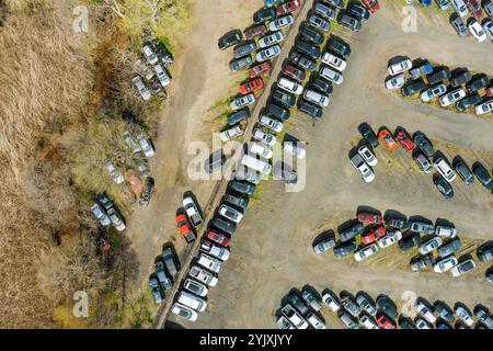 Der riesige Parkplatz ist mit vielen verschiedenen Fahrzeugen gefüllt, die in Reihen angeordnet sind. Stockfoto
