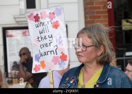 London, Großbritannien. Juli 2017. Eine Gemeinde, die von lokalen Kinobesuchern vor Brixtons ritzy Cinema protestiert, unterstützt die dortigen Arbeiter und ruft dazu auf, das Kino und die Bar zusammen mit anderen Kinos zu boykottieren, die ebenfalls Picturhouse gehören. Die Arbeiter des Rituzy setzen sich seit mehreren Jahren dafür ein, den Londoner Lebenslohn zu erhalten, der von anderen Kinos bezahlt wird. Trotz enormer Gewinne, Cineworld, waren die Besitzer von Picturehouse nicht bereit, den Mitarbeitern einen Lebenslohn zu zahlen. Drei Vertreter der BECTU-gewerkschaften im Rituzy wurden jetzt entlassen, und ein vierter wartet auf eine Disziplinarverhandlung. Sie scheinen Bienen zu haben Stockfoto