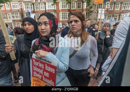 London, Großbritannien. Juli 2017. Die Überlebenden und Unterstützer des Grenfell Tower auf der ratstagung in der Kensington Town Hall geben den Stadträten die feste Botschaft: „Rücktritt jetzt!“. Ein paar hundert Demonstranten nahmen an der ratstagung Teil, obwohl einige Überlebende draußen gehalten wurden, bis der Vertreter der Bewohner sich weigerte, zu sprechen, bis sie hineingelassen wurden und es viele leere Sitze gab, während Hunderte weitere die Vorgänge auf einer riesigen Leinwand draußen beobachteten, die vor Wut über die Selbstgefälligkeit und Bevormundung einiger Räte ausbrachen und den rat zum Rücktritt aufforderten, da sie sich als unfähig erwiesen hatten Stockfoto