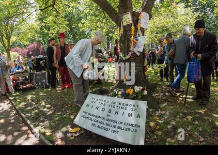 London, Großbritannien. 6. August 2017. Peole lag Blumen am Hiroshima Cherry Tree bei der Londoner CND-Zeremonie zum Gedenken an die Opfer, Vergangenheit und Gegenwart am 72. Jahrestag des Abwurfs der Atombombe auf Hiroshima und der zweiten Atombombe, die drei Tage später auf Nagasaki fiel. Stockfoto