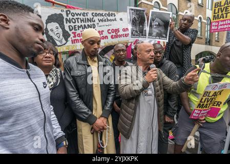 London, Großbritannien. Juli 2017. Ein Sprecher aus der lokalen Moschee bei der Proteste vor der Stoke Newington Polizeistation für Rashan Charles, der starb, als zwei Polizisten ihn mit Handschellen an den Boden in einem Geschäft an der Kingsland Rd in den frühen Morgenstunden des Samstag, den 22. Juli, festhielten. Seine Familie ist entschlossen, Antworten auf seinen Tod zu bekommen, aber sie fordert alle auf, innerhalb des Gesetzes zu handeln. Mitglieder der Familie Charles kamen zusammen mit der Familie Edson da Costa zu dem Protest, der nach der Verhaftung in East Ham im Juni starb. Die Demonstranten hielten Bilder der beiden Männer und Darren Cumberbatch, die Anfang des Monats nach A starben Stockfoto