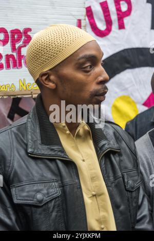 London, Großbritannien. Juli 2017. ESA Charles, Vater von Rashan und Protest vor der Stoke Newington Polizeistation für Rashan Charles, der starb, als zwei Polizisten ihn mit Handschellen an den Boden in einem Geschäft auf der Kingsland Road in den frühen Morgenstunden des Samstag, den 22. Juli, festhielten. Seine Familie ist entschlossen, Antworten auf seinen Tod zu bekommen, aber sie fordert alle auf, innerhalb des Gesetzes zu handeln. Mitglieder der Familie Charles kamen zusammen mit der Familie Edson da Costa zu dem Protest, der nach der Verhaftung in East Ham im Juni starb. Die Demonstranten hielten Bilder der beiden Männer und Darren Cumberbatch, die Anfang des Monats nach Aarre starben Stockfoto