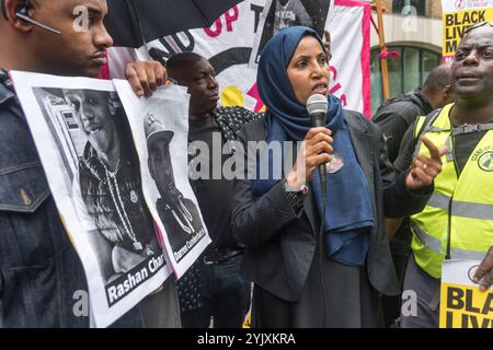 London, Großbritannien. Juli 2017. Ein Islington Couuncillor späht über den Protest vor der Stoke Newington Polizeistation für Rashan Charles, der starb, als zwei Polizisten ihn mit Handschellen an den Boden in einem Geschäft an der Kingsland Road in den frühen Morgenstunden des Samstag, den 22. Juli, festhielten. Seine Familie ist entschlossen, Antworten auf seinen Tod zu bekommen, aber sie fordert alle auf, innerhalb des Gesetzes zu handeln. Mitglieder der Familie Charles kamen zusammen mit der Familie Edson da Costa zu dem Protest, der nach der Verhaftung in East Ham im Juni starb. Die Demonstranten hielten Bilder der beiden Männer und Darren Cumberbatch, die Anfang des Monats nach A starben Stockfoto
