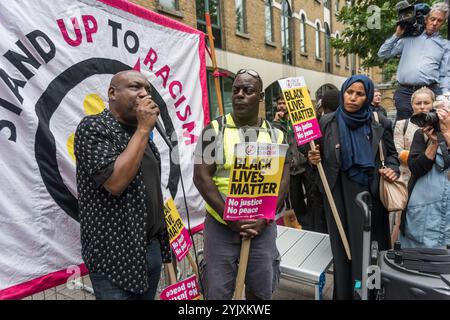 London, Großbritannien. Juli 2017. Stellen Sie sich dem Rassismus-Sprecher bei der Proteste auf der Stoke Newington Polizeistation für Rashan Charles entgegen, der starb, als zwei Polizisten ihn in Handschellen festlegten und ihn in einem Geschäft an der Kingsland Rd in den frühen Morgenstunden des Samstag, den 22. Juli, auf dem Boden festhielten. Seine Familie ist entschlossen, Antworten auf seinen Tod zu bekommen, aber sie fordert alle auf, innerhalb des Gesetzes zu handeln. Mitglieder der Familie Charles kamen zusammen mit der Familie Edson da Costa zu dem Protest, der nach der Verhaftung in East Ham im Juni starb. Die Demonstranten hielten Bilder der beiden Männer und Darren Cumberbatch, die Anfang des Monats nach der Verhaftung in N starben Stockfoto