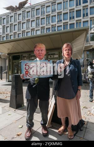 London, Großbritannien. August 2017. Die Menschen tragen Masken von Theresa May und Donald Trump und halten die Hände mit einem Poster "Sepcial Relationship" am Stand bis zum Trump-Protest vor der US-Botschaft mit ihrem Riesenadler. Die Organisation wird von rund 20 Organisationen unterstützt, darunter CWU, NUTS, Unite, UCU, CND, Stop the war, Campaign Against Climate Change, Muslim Association of Britain und andere. Sie sagen, Trumps bigotische Rhetorik sähe Hass und Spaltung, ermutigt rechtsextreme Gruppen, die für Ereignisse wie die in Charlottesville verantwortlich sind, und verurteilt seine Kriegstreiberei in Thre Stockfoto