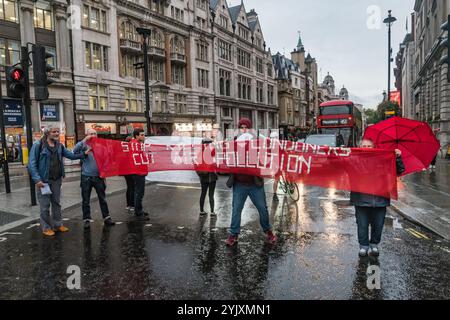 London, Großbritannien. September 2017. Die Aktivisten von „Stop Killing Londoners“ halten ein Banner in Whitehall, um Trafalgar Square vom Verkehr zu befreien, in einem kurzen Protest gegen die illegale Luftverschmutzung in der Hauptstadt, die zu 9.500 vorzeitigen Todesfällen und viel Leiden an Atemwegserkrankungen führt. In einem sorgfältig geplanten Protest blockierten sie alle fünf Eingänge zum Kreisverkehr auf dem Platz und entleerten ihn vom Verkehr, während sie über das Problem sprachen und Flugblätter verteilten. Dies war der fünfte Protest der Aktivisten von „Aufstehen“, der darauf abzielte, Menschen in ganz London zu mobilisieren, von denen Aktionen gefordert werden sollten Stockfoto