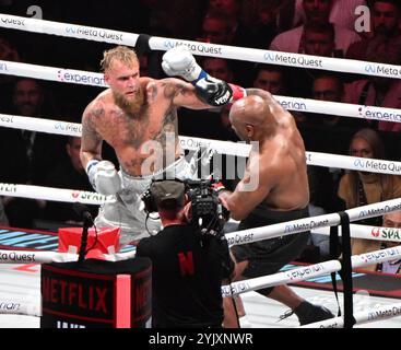 Arlington, Usa. November 2024. Der ehemalige Schwergewichtsmeister Mike Tyson und der Star der sozialen Medien wurden am Freitag, den 15. November 2024 im AT&T Stadium in Arlington, Texas, Boxer Jake Paul Fight. Paul wurde bei einstimmiger Entscheidung zum Sieger erklärt. Foto: Ian Halperin/UPI Credit: UPI/Alamy Live News Stockfoto