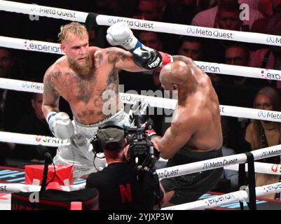Arlington, Usa. November 2024. Der ehemalige Schwergewichtsmeister Mike Tyson und der Star der sozialen Medien wurden am Freitag, den 15. November 2024 im AT&T Stadium in Arlington, Texas, Boxer Jake Paul Fight. Paul wurde bei einstimmiger Entscheidung zum Sieger erklärt. Foto: Ian Halperin/UPI Credit: UPI/Alamy Live News Stockfoto