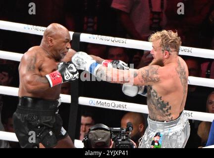 Arlington, Usa. November 2024. Der ehemalige Schwergewichtsmeister Mike Tyson und der Star der sozialen Medien wurden am Freitag, den 15. November 2024 im AT&T Stadium in Arlington, Texas, Boxer Jake Paul Fight. Paul wurde bei einstimmiger Entscheidung zum Sieger erklärt. Foto: Ian Halperin/UPI Credit: UPI/Alamy Live News Stockfoto