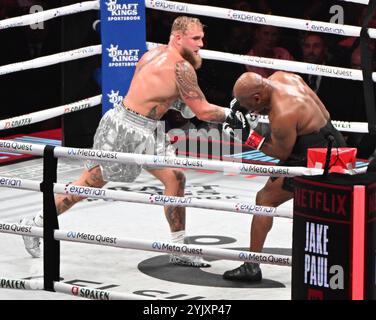 Arlington, Usa. November 2024. Der ehemalige Schwergewichtsmeister Mike Tyson und der Star der sozialen Medien wurden am Freitag, den 15. November 2024 im AT&T Stadium in Arlington, Texas, Boxer Jake Paul Fight. Paul wurde bei einstimmiger Entscheidung zum Sieger erklärt. Foto: Ian Halperin/UPI Credit: UPI/Alamy Live News Stockfoto