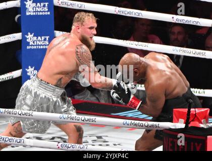 Arlington, Usa. November 2024. Der ehemalige Schwergewichtsmeister Mike Tyson und der Star der sozialen Medien wurden am Freitag, den 15. November 2024 im AT&T Stadium in Arlington, Texas, Boxer Jake Paul Fight. Paul wurde bei einstimmiger Entscheidung zum Sieger erklärt. Foto: Ian Halperin/UPI Credit: UPI/Alamy Live News Stockfoto