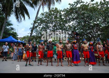 Die Guajajara tanzen traditionelle Tänze während des Wyrau'haw-Rituals im indigenen Dorf Maracan„ in Rio de Janeiro. Unter den Ureinwohnern der Guajajara ist die Wyrau'haw-Feier ein Ritus der Weiblichkeit, der Jugendlichen Mädchen zum Zeitpunkt ihrer ersten Menstruation gewidmet ist. Das indigene Dorf Maracan„ liegt in Brasilien, neben dem berühmten Maracan-„-Fußballstadion von Rio de Janeiro, was das Land für Immobilienentwickler attraktiv macht. Eine Gruppe indigener Aktivisten, die sich 2006 dort niedergelassen haben, kämpft für den Erhalt und die Verteidigung dieses Territoriums. Auf dem Asphalt, zwischen den Gebäuden, t Stockfoto