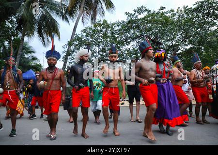 Die Guajajara tanzen traditionelle Tänze während des Wyrau'haw-Rituals im indigenen Dorf Maracan„ in Rio de Janeiro. Unter den Ureinwohnern der Guajajara ist die Wyrau'haw-Feier ein Ritus der Weiblichkeit, der Jugendlichen Mädchen zum Zeitpunkt ihrer ersten Menstruation gewidmet ist. Das indigene Dorf Maracan„ liegt in Brasilien, neben dem berühmten Maracan-„-Fußballstadion von Rio de Janeiro, was das Land für Immobilienentwickler attraktiv macht. Eine Gruppe indigener Aktivisten, die sich 2006 dort niedergelassen haben, kämpft für den Erhalt und die Verteidigung dieses Territoriums. Auf dem Asphalt, zwischen den Gebäuden, t Stockfoto