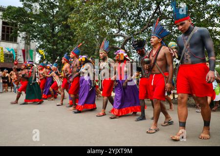 Die Guajajara tanzen traditionelle Tänze während des Wyrau'haw-Rituals im indigenen Dorf Maracan„ in Rio de Janeiro. Unter den Ureinwohnern der Guajajara ist die Wyrau'haw-Feier ein Ritus der Weiblichkeit, der Jugendlichen Mädchen zum Zeitpunkt ihrer ersten Menstruation gewidmet ist. Das indigene Dorf Maracan„ liegt in Brasilien, neben dem berühmten Maracan-„-Fußballstadion von Rio de Janeiro, was das Land für Immobilienentwickler attraktiv macht. Eine Gruppe indigener Aktivisten, die sich 2006 dort niedergelassen haben, kämpft für den Erhalt und die Verteidigung dieses Territoriums. Auf dem Asphalt, zwischen den Gebäuden, t Stockfoto