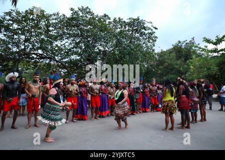 Rio De Janeiro, Brasilien. Oktober 2022. Die Guajajara tanzen traditionelle Tänze während des Wyrau'haw-Rituals im indigenen Dorf Maracan''' in Rio de Janeiro. Unter den Ureinwohnern der Guajajara ist die Wyrau'haw-Feier ein Ritus der Weiblichkeit, der Jugendlichen Mädchen zum Zeitpunkt ihrer ersten Menstruation gewidmet ist. Das indigene Dorf Maracan'' befindet sich in Brasilien, neben dem berühmten Maracan''' Fußballstadion von Rio de Janeiro, was das Land für Immobilienentwickler attraktiv macht. Eine Gruppe indigener Aktivisten, die sich 2006 dort niedergelassen haben, kämpft dafür, dass sie bleiben und dieses Land verteidigen Stockfoto