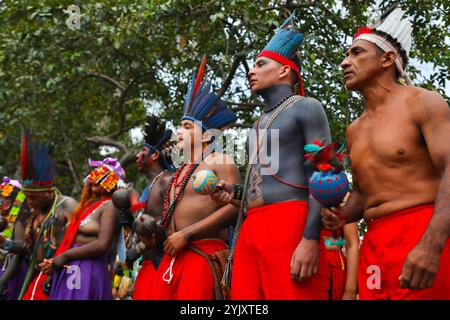 Rio De Janeiro, Brasilien. Oktober 2022. Die Guajajara tanzen traditionelle Tänze während des Wyrau'haw-Rituals im indigenen Dorf Maracan''' in Rio de Janeiro. Unter den Ureinwohnern der Guajajara ist die Wyrau'haw-Feier ein Ritus der Weiblichkeit, der Jugendlichen Mädchen zum Zeitpunkt ihrer ersten Menstruation gewidmet ist. Das indigene Dorf Maracan'' befindet sich in Brasilien, neben dem berühmten Maracan''' Fußballstadion von Rio de Janeiro, was das Land für Immobilienentwickler attraktiv macht. Eine Gruppe indigener Aktivisten, die sich 2006 dort niedergelassen haben, kämpft dafür, dass sie bleiben und dieses Land verteidigen Stockfoto