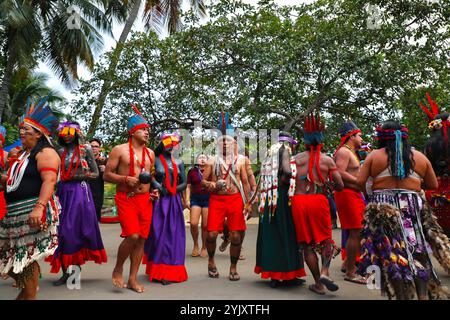 Die Guajajara tanzen traditionelle Tänze während des Wyrau'haw-Rituals im indigenen Dorf Maracan„ in Rio de Janeiro. Unter den Ureinwohnern der Guajajara ist die Wyrau'haw-Feier ein Ritus der Weiblichkeit, der Jugendlichen Mädchen zum Zeitpunkt ihrer ersten Menstruation gewidmet ist. Das indigene Dorf Maracan„ liegt in Brasilien, neben dem berühmten Maracan-„-Fußballstadion von Rio de Janeiro, was das Land für Immobilienentwickler attraktiv macht. Eine Gruppe indigener Aktivisten, die sich 2006 dort niedergelassen haben, kämpft für den Erhalt und die Verteidigung dieses Territoriums. Auf dem Asphalt, zwischen den Gebäuden, t Stockfoto