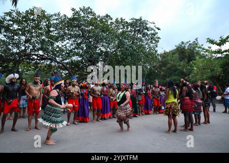 Die Guajajara tanzen traditionelle Tänze während des Wyrau'haw-Rituals im indigenen Dorf Maracan„ in Rio de Janeiro. Unter den Ureinwohnern der Guajajara ist die Wyrau'haw-Feier ein Ritus der Weiblichkeit, der Jugendlichen Mädchen zum Zeitpunkt ihrer ersten Menstruation gewidmet ist. Das indigene Dorf Maracan„ liegt in Brasilien, neben dem berühmten Maracan-„-Fußballstadion von Rio de Janeiro, was das Land für Immobilienentwickler attraktiv macht. Eine Gruppe indigener Aktivisten, die sich 2006 dort niedergelassen haben, kämpft für den Erhalt und die Verteidigung dieses Territoriums. Auf dem Asphalt, zwischen den Gebäuden, t Stockfoto