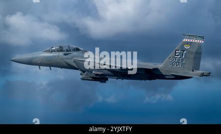 Ein F-15EX Eagle II Jagdflugzeug der US Air Force, das der Eglin Air Force Base in Florida zugewiesen ist, fliegt am 2. November in der Nähe von Jacksonville, Florida. 2024. Flieger aus Th Stockfoto