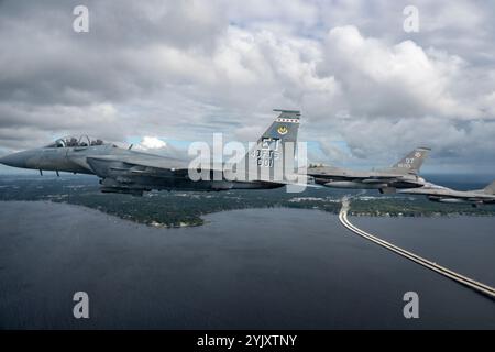 Eine F-15EX Eagle II der US Air Force und zwei F-16 Kampfjets der Falcon, die der Eglin Air Force Base in Florida zugewiesen sind, fliegen in der Nähe von Jacksonville, Florida, Stockfoto