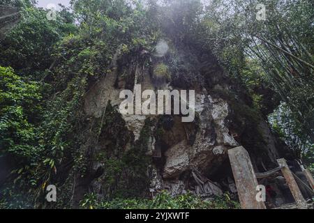 Buntu Kesu Grave Touristengebiet, das mehr als 700 Jahre alt ist in Tana Toraja, 3. Oktober 2024, Süd-Sulawesi Stockfoto