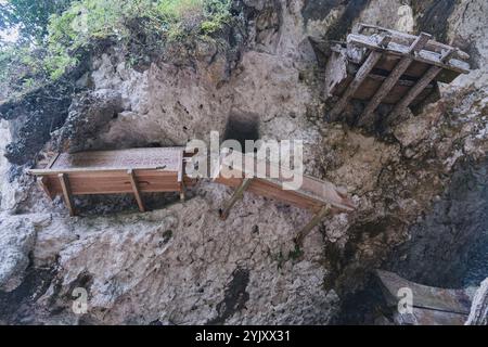 Buntu Kesu Grave Touristengebiet, das mehr als 700 Jahre alt ist in Tana Toraja, 3. Oktober 2024, Süd-Sulawesi Stockfoto