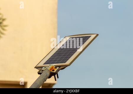 Rückansicht von solarbetriebenen Straßenlampen mit Bewegungsmelder, die für die Sicherheit von Privathaushalten und öffentlichen Gebäuden unter Verwendung erneuerbarer Energiequellen verwendet werden Stockfoto