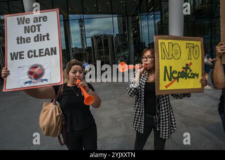 London, Großbritannien. Juli 2017. Die Cleaners and Allied Independent Workers Union (CAIWU) protestierte vor den Büros von Facebook in London gegen das "hässliche Gesicht von Facebook", die forderte, dass die Putzer dort das Londoner Lebenshaltungslohn erhalten und eine ordnungsgemäße Untersuchung der Vorwürfe von Rassismus, Mobbing und Vetternwirtschaft durch den Manager vor Ort durchgeführt werden sollten. In diesen Büros gibt es zwei redundante Managementebenen: Statt Reinigungsmittel direkt einzustellen, nutzt Facebook die Immobilienverwaltungsgesellschaft JLL, die Peartree-Reinigungsdienste für die Reinigungspersonal einsetzt; das Geld, das den Arbeitern zugute kommen sollte, geht an diese Stockfoto