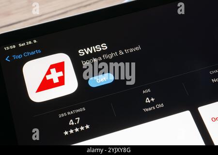 OSTRAVA, TSCHECHIEN - 28. SEPTEMBER 2024: App Store mit Mobile App von Swiss Airlines für Reisen Stockfoto