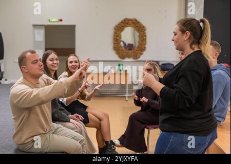 Junge Menschen kommunizieren in Gebärdensprache in einem Universitätsklassenzimmer. Stockfoto