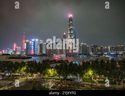 Shanghai, China. Oktober 2024. Blick auf die beleuchteten Wolkenkratzer von Pudong in Shanghai, China. Frank Rumpenhorst/dpa/Alamy Live News Stockfoto