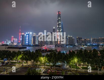 Shanghai, China. Oktober 2024. Blick auf die beleuchteten Wolkenkratzer von Pudong in Shanghai, China. Frank Rumpenhorst/dpa/Alamy Live News Stockfoto