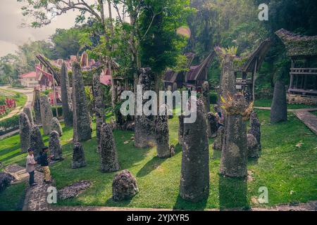 Stehende Steinstätte in Bori Kalimbuang aus der Megalithzeit in Tana Toraja, 3. Oktober 2024, Süd-Sulawesi Indonesien Stockfoto