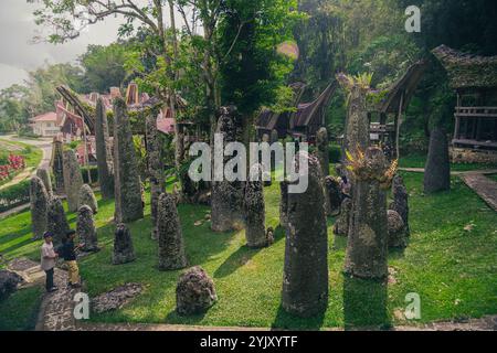 Stehende Steinstätte in Bori Kalimbuang aus der Megalithzeit in Tana Toraja, 3. Oktober 2024, Süd-Sulawesi Indonesien Stockfoto