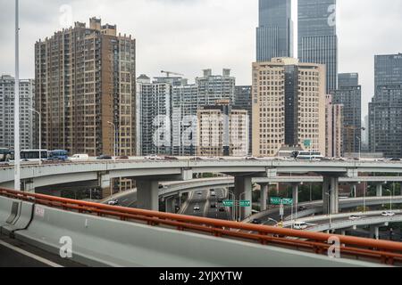 Shanghai, China. Oktober 2024. Blick auf Shanghai in China mit Straßen und Wohnhäusern. Frank Rumpenhorst/dpa/Alamy Live News Stockfoto