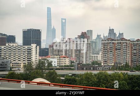 Shanghai, China. Oktober 2024. Blick auf Shanghai in China mit Skyline und Wohngebäuden. Frank Rumpenhorst/dpa/Alamy Live News Stockfoto