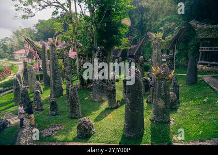 Stehende Steinstätte in Bori Kalimbuang aus der Megalithzeit in Tana Toraja, 3. Oktober 2024, Süd-Sulawesi Indonesien Stockfoto