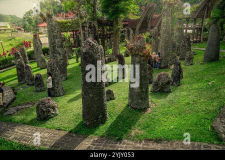 Stehende Steinstätte in Bori Kalimbuang aus der Megalithzeit in Tana Toraja, 3. Oktober 2024, Süd-Sulawesi Indonesien Stockfoto