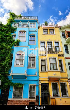 Flaches, farbenfrohes und modernes Apartment in istanbul Balat. Stockfoto