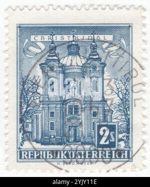 ÖSTERREICH - 29. November 1958: Eine zweistellige Briefmarke mit der Christkindl-Wallfahrtskirche in Steyr, Oberösterreich. Die Kirche, erbaut von Giovanni B. Carlone und Jakob Prandtauer, wurde 1725 geweiht. Der Schrein über den kugelförmigen Tabernakelhäusern ist eine zehn Zentimeter hohe Wachsbaby-Jesus-Statue. Heute ist der Ort weltberühmt für sein eigens erbautes temporäres Weihnachtspostamt, das jedes Jahr bis Ende November seine Pforten öffnet und unzählige Briefe von Kindern beantwortet Stockfoto