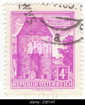 ÖSTERREICH - 1960. Februar 01: 4 Schilling helle rot-lilafarbene Briefmarke mit dem Wiener Tor in Hainburg a.d. Donau. Wienertor, erbaut im 13. Jahrhundert, das größte noch existierende mittelalterliche Tor Europas. Heute beherbergt es das Stadtmuseum. Hainburg an der Donau ist eine Stadt im Landkreis Bruck an der Leitha im Bundesland Niederösterreich Stockfoto