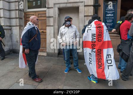 London, Großbritannien. September 2017. EDL-Demonstranten vor dem Wetherspoons Pub in Whitehall. Später eskortierte die Polizei etwa 40 von ihnen nach Charing Cross und eine Nebenstraße hinunter zum Embankment, wo sie eine Kundgebung veranstalteten. Früher hatte die Polizei mehrere hundert antifaschistische Gegenprotestierende, die von der UAF organisiert wurden, von ihrem Weg in einen separaten Bereich des Embankments in kurzer Entfernung gebracht, wo sie weiterhin laut gegen die EDL protestierten, bis die Polizei sie zurück zur Station Charing Cross begleitete. Sowohl die EDL als auch die UAF hatten Bedingungen für ihre Proteste gemäß den Abschnitten 12 und 14 Stockfoto