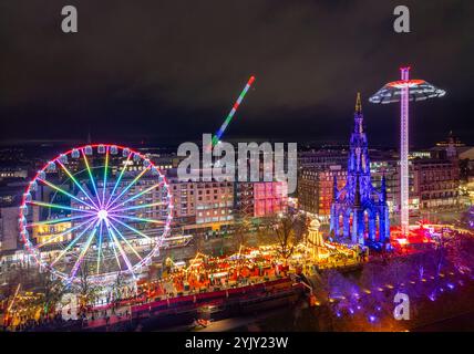 Edinburgh, Schottland, Großbritannien. November 2024. Blick aus der Vogelperspektive auf den Edinburgh Christmas Market, der heute Abend eröffnet wurde. Der Markt bietet traditionelle Speise- und Getränkestände, Bars und Messeattraktionen, das LNER Big Wheel und den StarFlyer . Iain Masterton/Alamy Live News Stockfoto