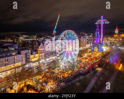 Edinburgh, Schottland, Großbritannien. November 2024. Blick aus der Vogelperspektive auf den Edinburgh Christmas Market, der heute Abend eröffnet wurde. Der Markt bietet traditionelle Speise- und Getränkestände, Bars und Messeattraktionen, das LNER Big Wheel und den StarFlyer . Iain Masterton/Alamy Live News Stockfoto