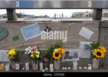 London, Großbritannien. September 2017. Tribut und Blumen, die an die Ermordeten des Angriffs auf die London Bridge erinnern, bleiben auf der London Bridge und am südlichen Ende Die meisten Blumen sind inzwischen verblasst. Stockfoto