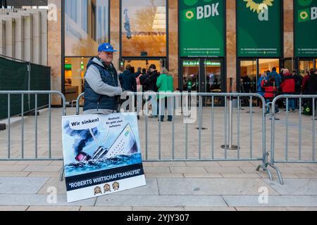 Wiesbaden, RheinMainCongress Center, 15.11.2024, 50. Ordentliche Bundesdelegiertenkonferenz Bündnis 90/Die Grünen. Ein Mann steht mit einem Plakat vor dem Eingang zur RheinMainCongress Center. Wiesbaden RheinMainCongress Center Hessen Deutschland *** Wiesbaden, RheinMainCongress Center, 15 11 2024, 50 ordentliche Bundesdelegiertenkonferenz Bündnis 90 die Grünen Ein Mann steht mit einem Poster vor dem Eingang zum RheinMainCongress Center Wiesbaden RheinMainCongress Center Hessen Deutschland Stockfoto