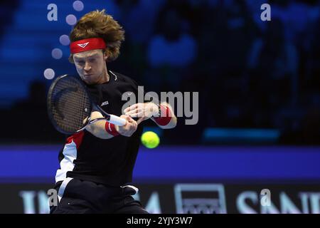 Turin, Italien. November 2024. Andrey Rublev aus Russland im Round-Robin-Einzelspiel zwischen Casper Ruud aus Norwegen und Andrey Rublev aus Russland am sechsten Tag des Nitto ATP World Tour Finals. Quelle: Marco Canoniero/Alamy Live News Stockfoto