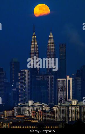 Kuala Lumpur, Malaysia. November 2024. Der letzte Supermond des Jahres untergeht über den Twin Towers in Kuala Lumpur. Himmelsbeobachter werden Zeuge des vierten und letzten Supermondes des Jahres vor Sonnenaufgang am 16. November 2024. (Foto: Vivian Lo/SOPA Images/SIPA USA) Credit: SIPA USA/Alamy Live News Stockfoto