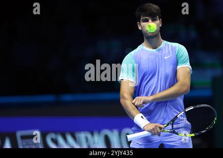 Turin, Italien. November 2024. Carlos Alcaraz aus Spanien sieht beim Round-Robin-Einzelspiel zwischen Alexander Zverev aus Deutschland und Carlos Alcaraz aus Spanien am sechsten Tag des Nitto ATP World Tour Finals an. Quelle: Marco Canoniero/Alamy Live News Stockfoto